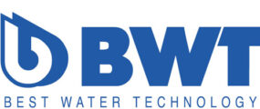 Logo von BWT, Best Water Technology, mit einem stilisierten blauen Wassertropfensymbol neben den fettgedruckten blauen Buchstaben BWT. Der Satz BEST WATER TECHNOLOGY steht darunter in kleinerer blauer Schrift.