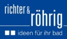 Logo der Firma richter & röhrig in Weiß auf blauem Grund. Darunter steht „ideen für ihr bad“ mit zwei weißen Quadraten.